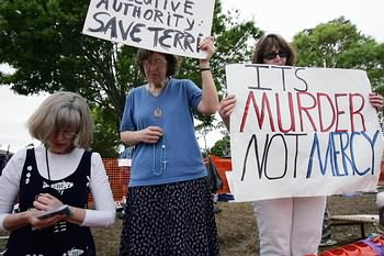 Manifestanti contro l'eutanasia