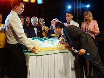 Gianfranco Conte Presidente di Iperclub Vacanze, spegne la torta per i dieci anni dell'azienda - Foto: Pino Polesi